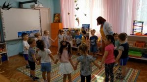 Приветствие в старшей группе перед утренним кругом.