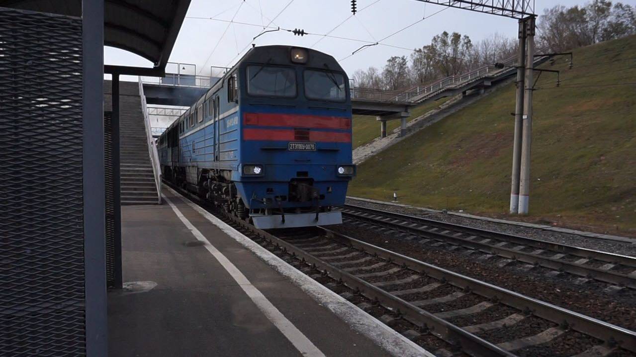 Тепловоз 2ТЭ116У-0076 с ремонтным поездом.