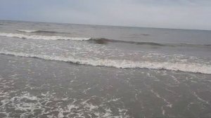 Каспийское море в Дербенте, красивые волны и берег, шум моря и ветра