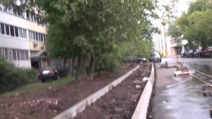Нам говорят что тротуар на газоне положили на протопе---а они как ходили под ветками на полусогнутых