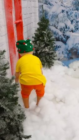 Мама и Крис лепят снеговика