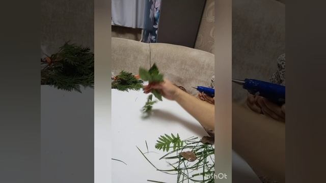 Делаем картину из листьев, камушек, травы, рябины и маленьких цветочков