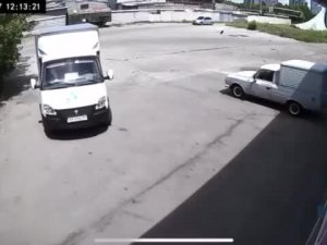 Видео вчерашнего дневного удара в Индустриальном районе Харькова