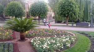 Кисловодск. Что за артисты на Курортном бульваре? Когда прекратится  этот бардак? 26.06.2025 г.