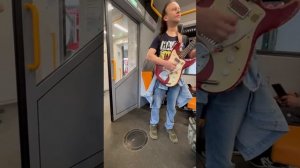 Сегодня по пути встречаются одни музыканты🤪🌞🤔, в электричке из Москвы во Фрязево.