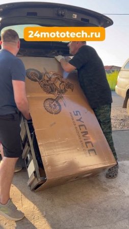 Загружаем мотоцикл в автомобиль заказчика