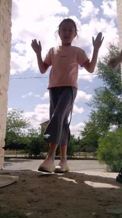Я и Лиза на улице занимаемся фигнёй