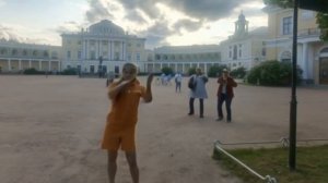 у меня все танцуют