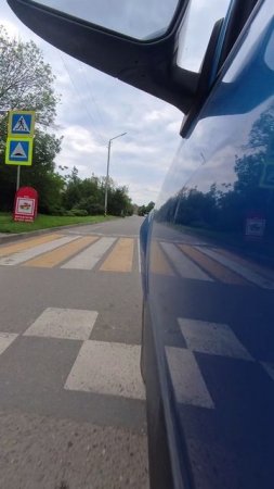 Синий Лада Ларгус Largus вид от колеса
