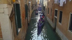 Гондолы в пробке в узком канале - Венеция (Италия).