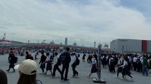 Толпа у входа на ЭКСПО-2025
