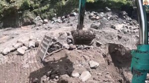 Строительство, экскаватор копает чёрный песок