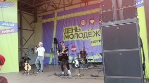 ИНЬЯНЬ акустическая кавер-группа. 
 Мы к вам заехали на час.