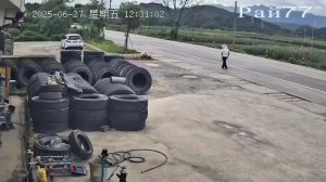 Большегруз потерял колесо, которое чудом не поразило пешехода