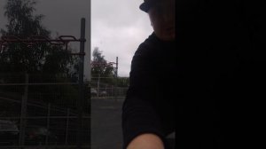Подтягиваюсь на турнике.