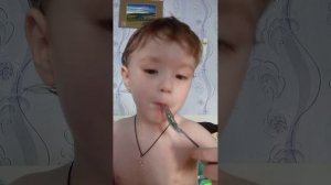 Максим кушает.