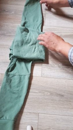 Как аккуратно сложить толстовку?
