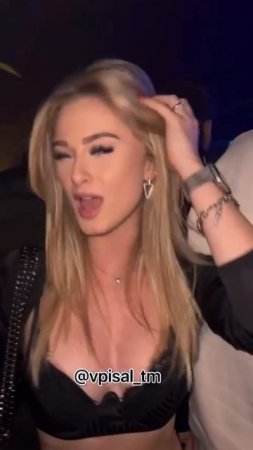 Женщина блондинка на дискотеке