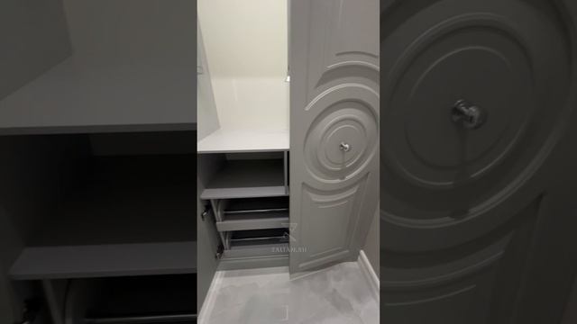 Шкаф с эксклюзивными фрезерованными фасадами в форме кругов