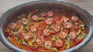 Овощи с рисом и креветками под крышкой пароваркой.