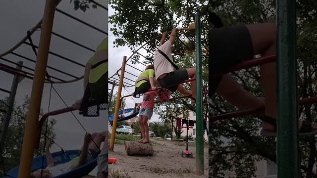 вторая часть делаем трюки на трубах только Ира в роликах