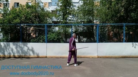 Упражнения с двуручным тренировочным мечом Цзянь (12)