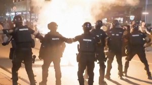 Хроника протеста в Белграде, в ходе которого митингующие напали на полицейских