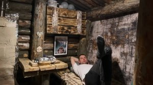 Прячусь от людей в землянке. Косули окружили