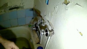 Некоторые живут и так... Смеситель новый, а ?
