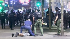 Белград приходит в себя после ночного побоища, в которое переросла акция оппозиции