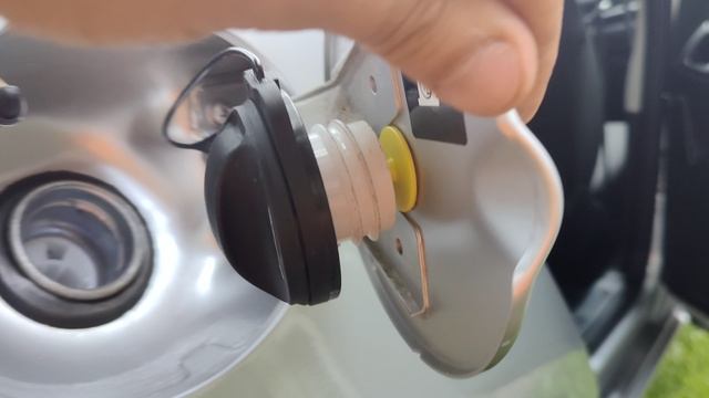 Крепление крышки бака Лада Гранта смотреть онлайн