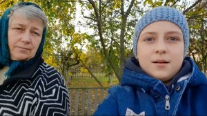 Воспоминания 2020г. Вторник. Аня с бабушкой на огороде...
