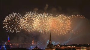 Самая красивая церемония прощания со школой состоялась в Санкт-Петербурге