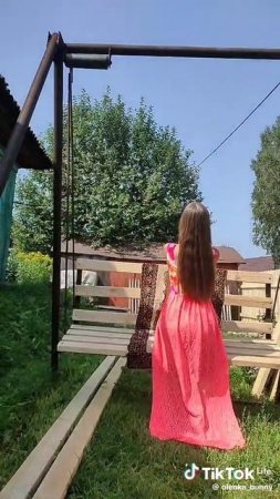 Самая красивая девочка качается