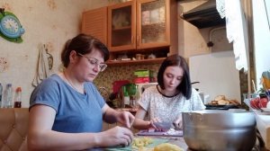 Светлана помогает мне готовить//Семейный канал