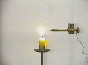 Физика. Опыты. Электричество и магнетизм. Стекание заряда с острия