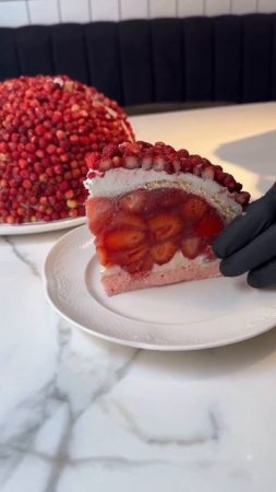 🍰Огромный земляничный торт готовят в Москве🍰