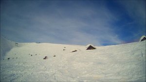 Прыжок на сноуборде с крыши дома на оператора.
Snowboard jump.