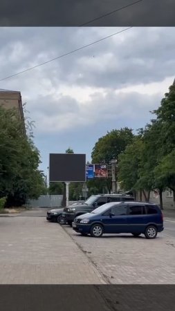 На пересечении пр. Панфилова и ул. Артёма установили  электронный билборд.