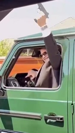 Адам Кадыров на свадьбе за рулём гелендвагена в часах с бриллиантами и с оружием.