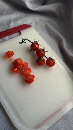 Закуска из кабачков с чесночным соусом и томатоми черри