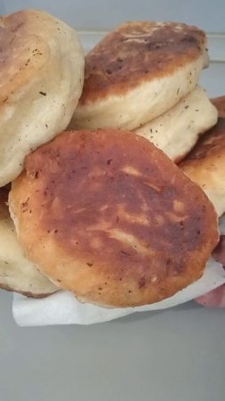 Жаренные пирожки с курицей и лисичками