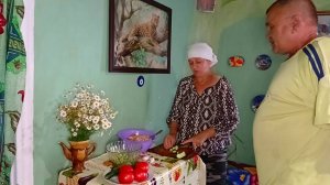 Жизнь в деревне. Готовлю салат