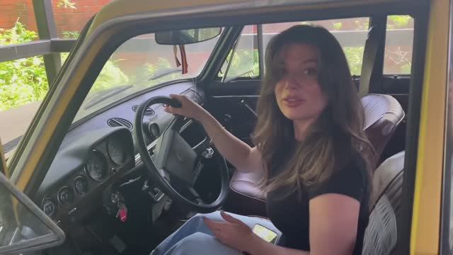 ОН ПУСТИЛ МЕНЯ В СВОЮ РЕДКУЮ СОВЕТСКУЮ ЛАДУ | гуляем по ламповому городку и пьём воду из родника смотреть онлайн