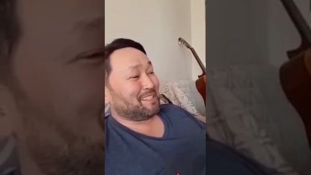 ПОЁТ ПЕСНЮ. ГОЛОС ПРЕКРАСНЫЙ! 👍