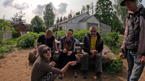 Лопух всему голова, Первая ЗП, Деревенский хулиган, Надя забила на работу,Автобусник увозит Валюшку'