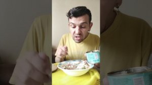 Обжор мукбанг сельдь с летним овощным салатом из огурцов и помидоров