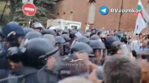 🇧🇬♥️🇷🇺Протесты и столкновения в Софии: болгары сорвали с мэрии и сожгли украинский флаг…🔽🔽🔽