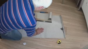 Подгоняем рулонную штору по ширине окна.