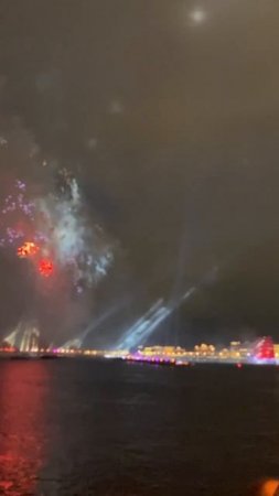 По Неве под Алыми парусами прошёл легендарный бриг "Россия" .